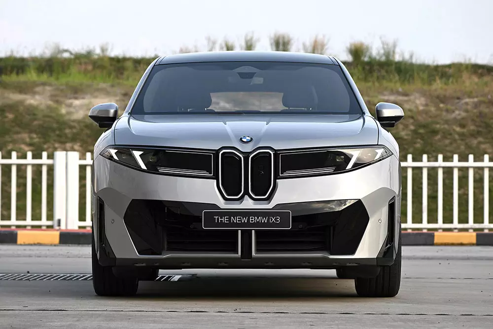 BMW iX3 lần đầu tiên đặt chân đến Đông Nam Á, giá từ 2,95 tỷ đồng - Ảnh 3.