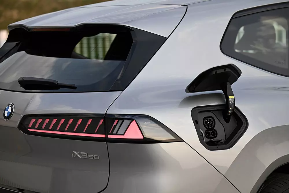 BMW iX3 lần đầu tiên đặt chân đến Đông Nam Á, giá từ 2,95 tỷ đồng - Ảnh 15.