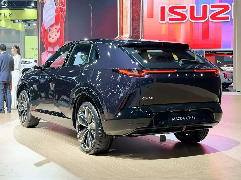 SUV hạng trung Mazda CX-6e được trưng bày tại Thái Lan, bán ra vào cuối năm nay - Ảnh 4.