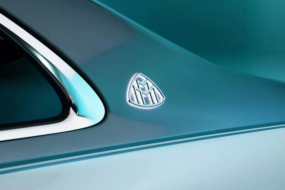 Logo phát sáng của Mercedes-Maybach S-Class 2026