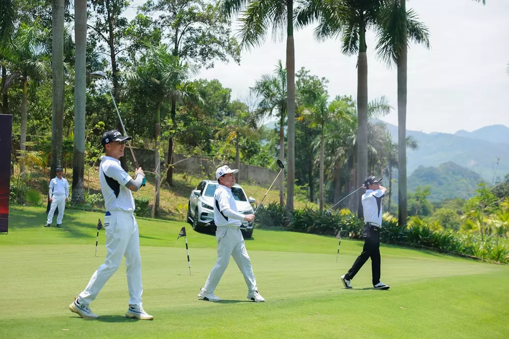 Các golfer Hàn Quốc giao lưu và hướng dẫn kỹ thuật tại line tập