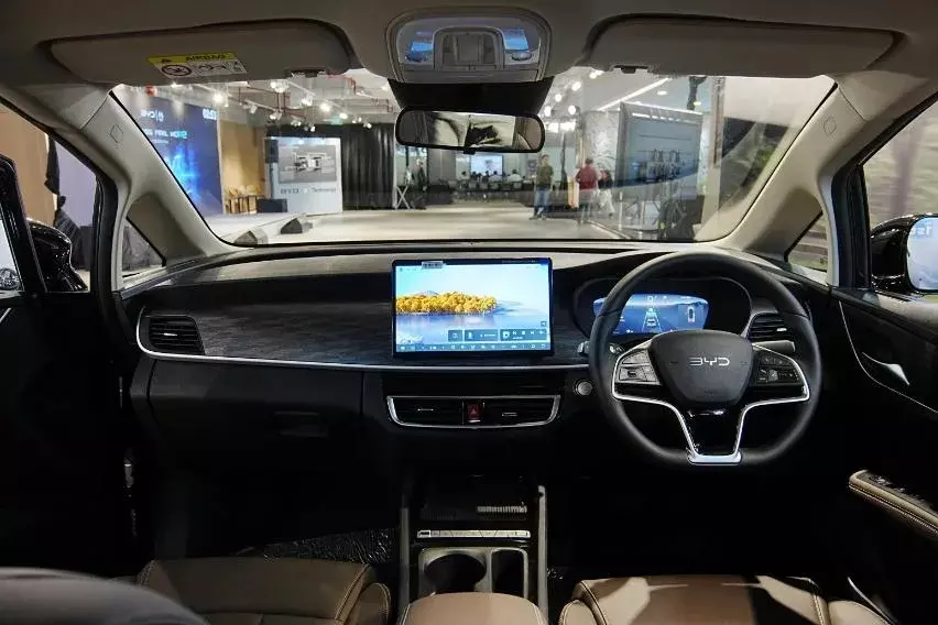 Mẫu MPV 7 chỗ BYD M6 đang bán ở Việt Nam có thêm phiên bản chỉ tiêu thụ 1,53 lít xăng/100 km - Ảnh 5. Mẫu MPV 7 chỗ BYD M6 đang bán ở Việt Nam có thêm phiên bản chỉ tiêu thụ 1,53 lít xăng/100 km - Ảnh 5.