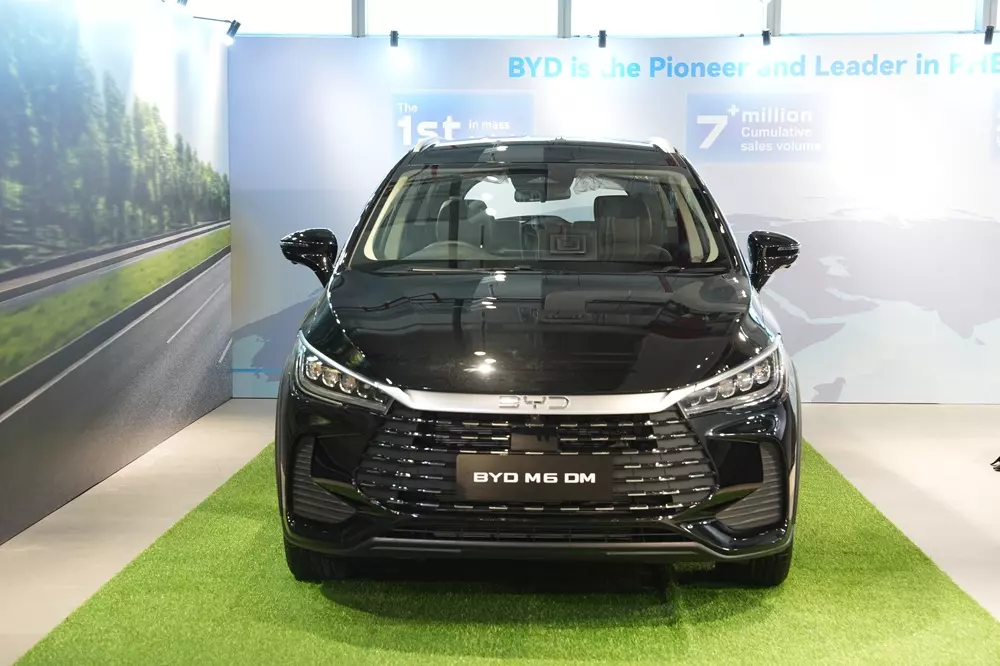 Mẫu MPV 7 chỗ BYD M6 đang bán ở Việt Nam có thêm phiên bản chỉ tiêu thụ 1,53 lít xăng/100 km - Ảnh 2. Mẫu MPV 7 chỗ BYD M6 đang bán ở Việt Nam có thêm phiên bản chỉ tiêu thụ 1,53 lít xăng/100 km - Ảnh 2.