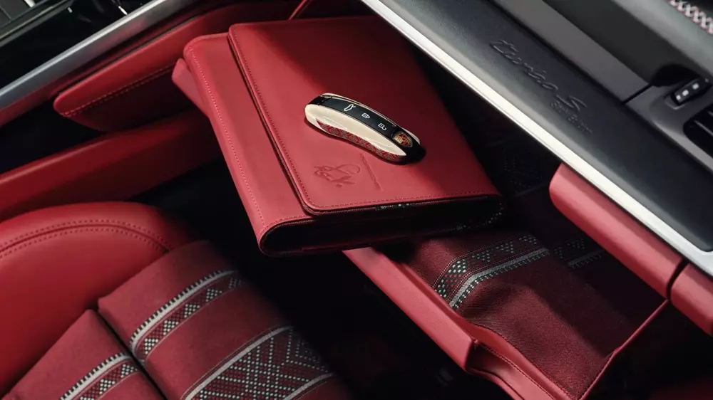 Porsche 911 Turbo S Sadu Edition trình làng, kết hợp động cơ 701 mã lực với nghề thủ công lâu đời - Ảnh 11. Porsche 911 Turbo S Sadu Edition trình làng, kết hợp động cơ 701 mã lực với nghề thủ công lâu đời - Ảnh 11.