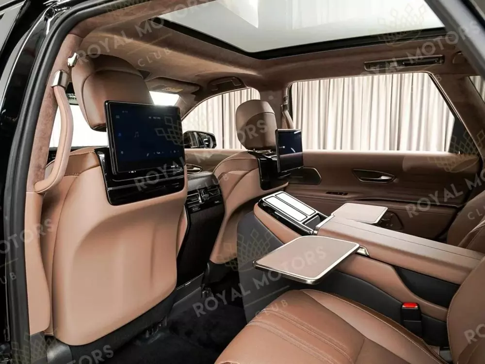 Hàng ghế sau của chiếc Toyota Century SUV có bàn gấp và màn hình giải trí riêng