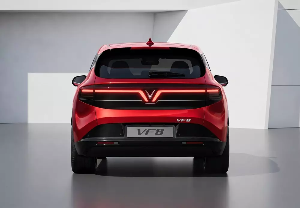 VinFast VF 8 thế hệ mới chính thức ra mắt Việt Nam, giá từ 999 triệu đồng - Ảnh 4.