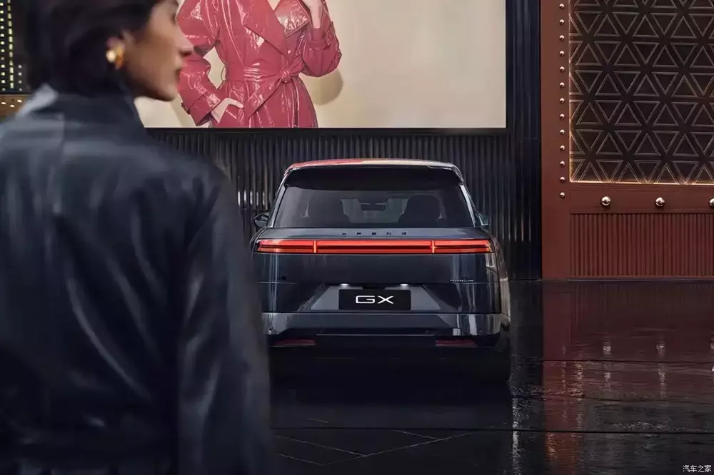 Xpeng GX được trang bị đèn hậu khá mỏng và nắm vắt ngang cửa cốp sau